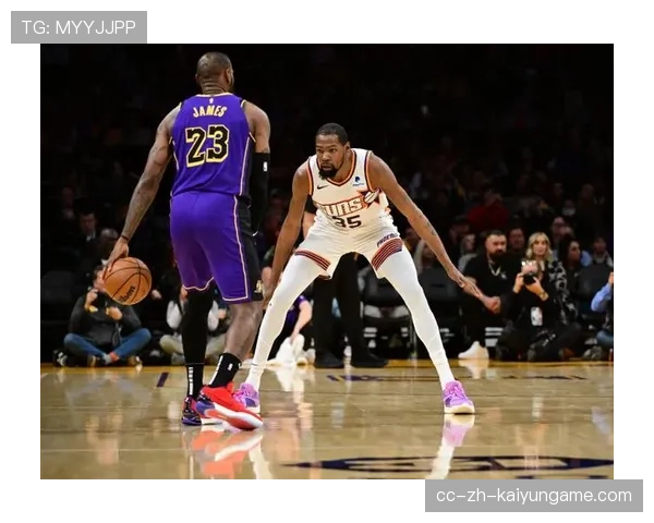 史诗级对决：杜兰特vs詹姆斯，谁是更强的“赛场王者”？